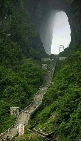 Parque Nacional Tianmen, China.jpg