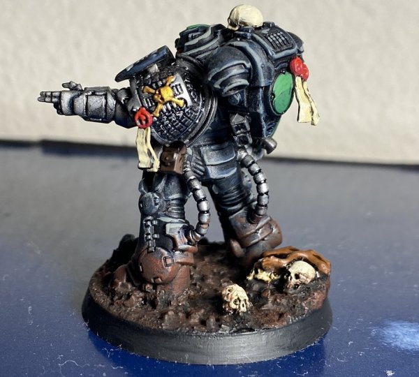 warden20211029_deathwatch_heavy intercessor sergeant blood angel 03.jpg