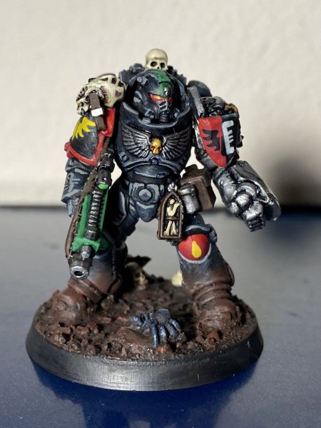 warden20220109_heavy intercessor sergeant_blood angel powerfist.jpg