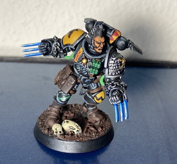 warden20220507_space wolves reiver with lightning claws 1.jpg