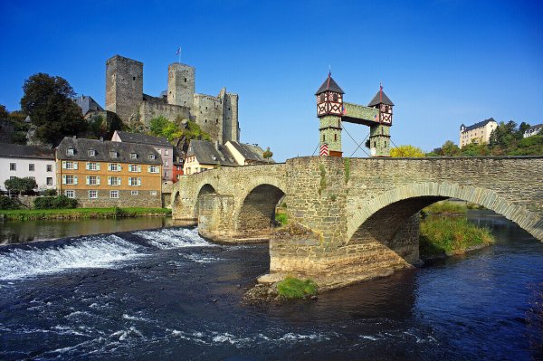 70280023-View-over-Lahn-river-with-stone-bridge-to-castle-ruin-Runkel-Hesse-Germany.jpg