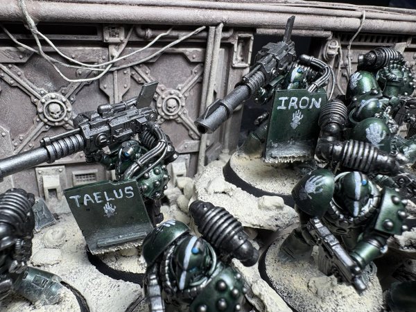 warden20251206_rogue trader diorama close ups 06 lascannons.jpg