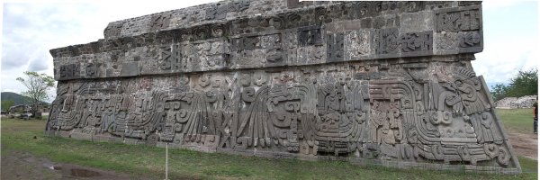 Xochicalco_Serpiente_Emplumada_GR.jpg