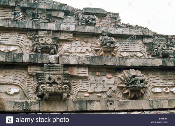 geography-travel-mexico-temple-of-quetzalcoatl-and-tlacoc-in-teotihuacan-B3YK8Y.jpg