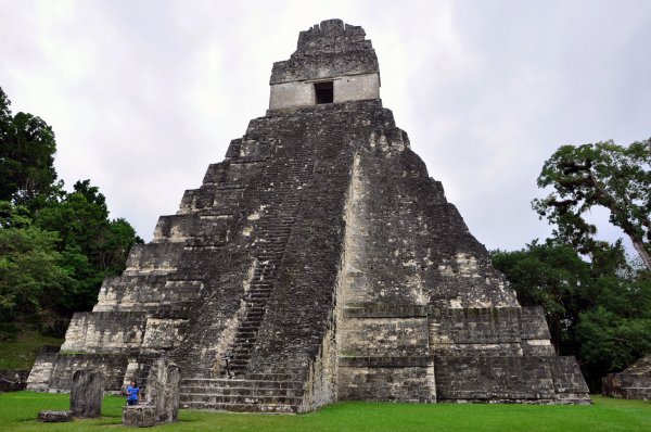 Tikal_temple_1_2009u.JPG