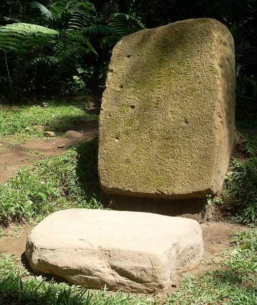 800px-Takalik_Abaj_Stela_14 and altar 48.jpg