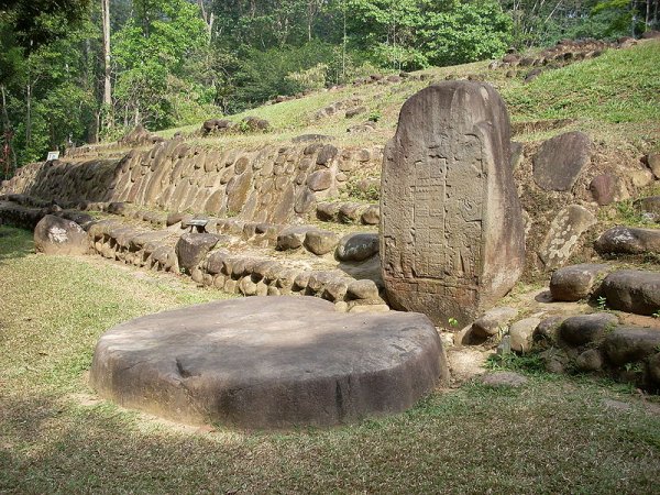 stela 5 and altar 8.jpg