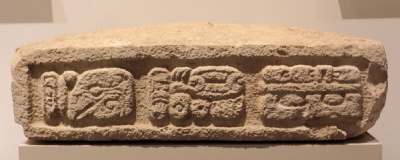 Capitel de Columna 15, Xcalumkín, Clásico Tardío 600-900.jpg