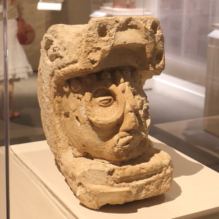 Cara de Tlaloc saliendo de las fauces de una serpiente, Ek' Balam, Clásico Tardío.jpg