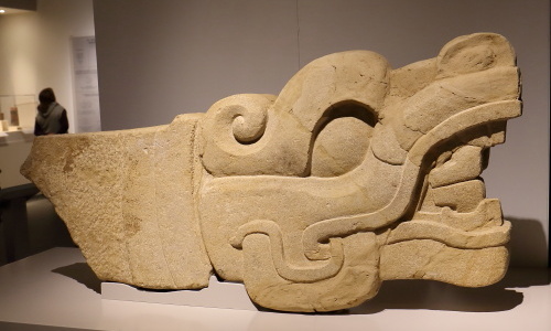 Escultura serpentina, Toniná, Clásico Tardío 600-900.jpg