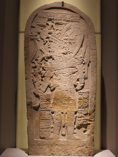 Estela 3, Machaquilá, Clásico Tardío 600-900.jpg Estela 3, Machaquilá, Clásico Tardío 600-900.jpg