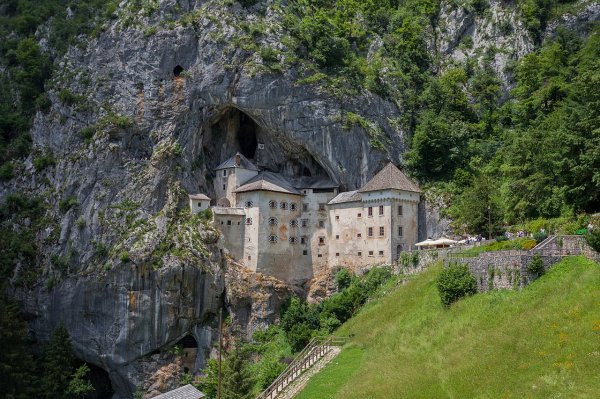 1280px-Predjama_castle _Slovenia.jpg