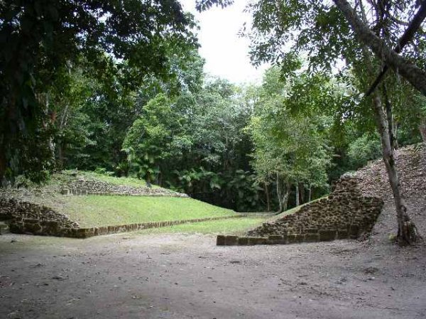 Xunantunich_ball_court.jpg Xunantunich_ball_court.jpg