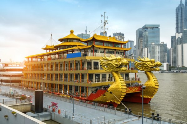 barco-dragon-dorado-atracado-puerto-bund-shanghai-china_1112-6062.jpg